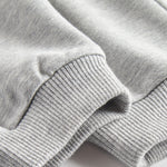 Detalje af ribkant ved ærme på grå sweatshirt
