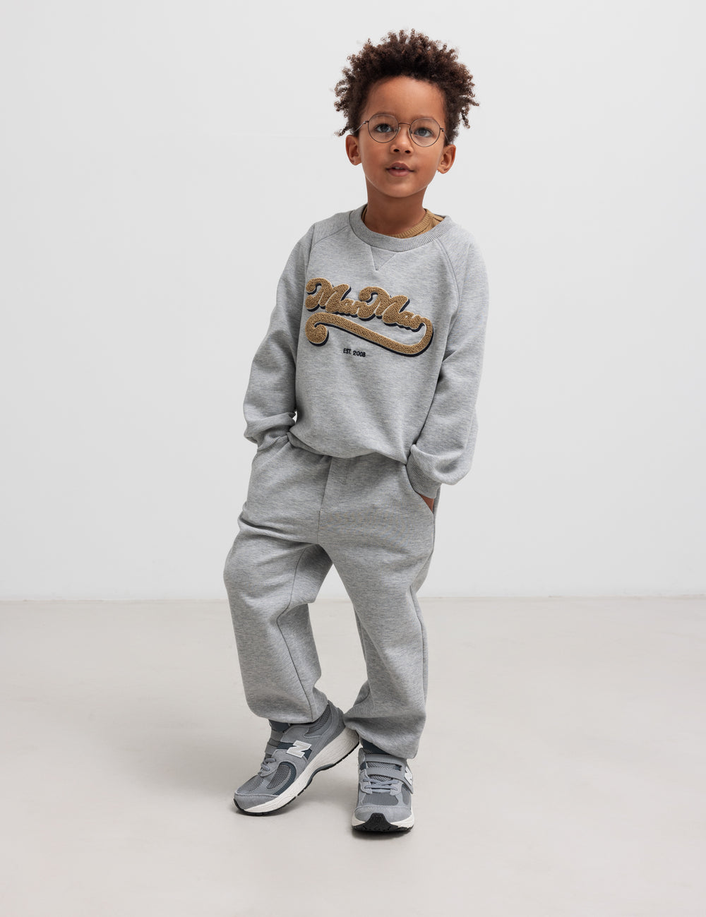 Børn iført grå sweatshirt og matchende bukser