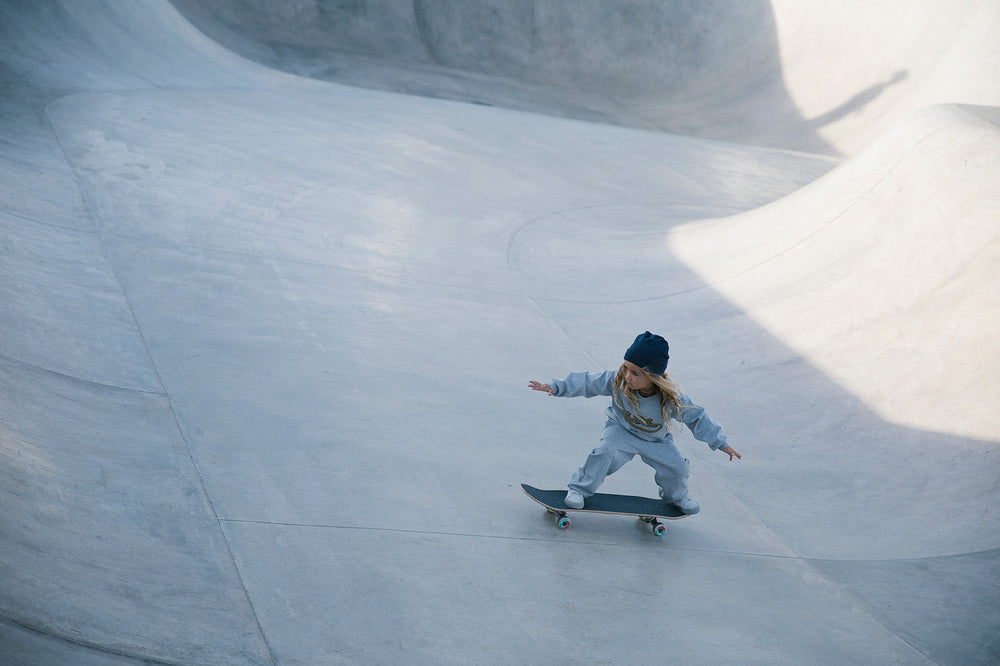 Børn skateboarding i skatepark