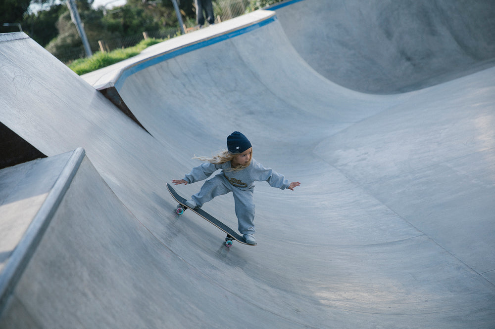 Børn skateboarding i skatepark