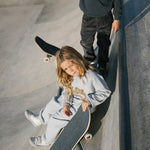 Børn på skateboards ved skatepark