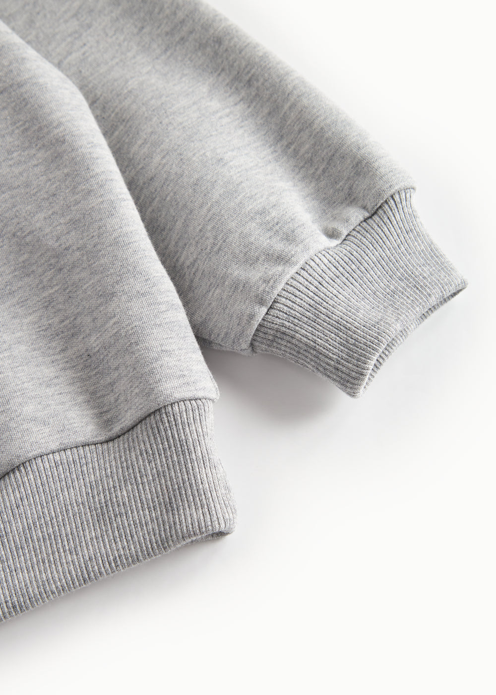 Detalje af ærme på grå sweatshirt til børn