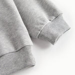 Detalje af ærme på grå sweatshirt til børn