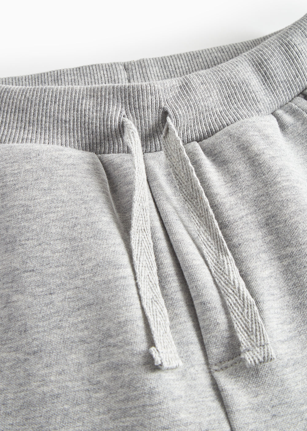Detalje af snøre i talje på grå joggingbukser til børn