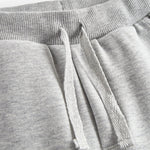 Detalje af snøre i talje på grå joggingbukser til børn