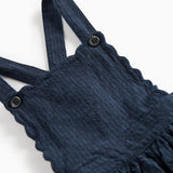 Detaljebillede af knapper på stropperne på mørkeblå selekjole