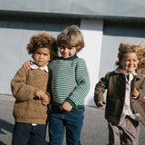 Gruppe af børn i strik trøjer udendørs