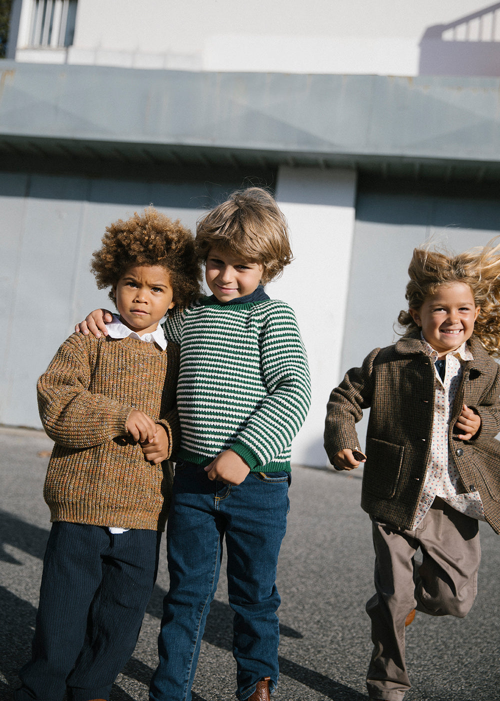 Gruppe børn iført striktrøjer udendørs