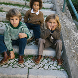 Gruppe af børn siddende på en trappe udendørs