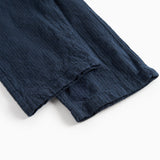 Detaljebillede af benkant på mørkeblå bukser