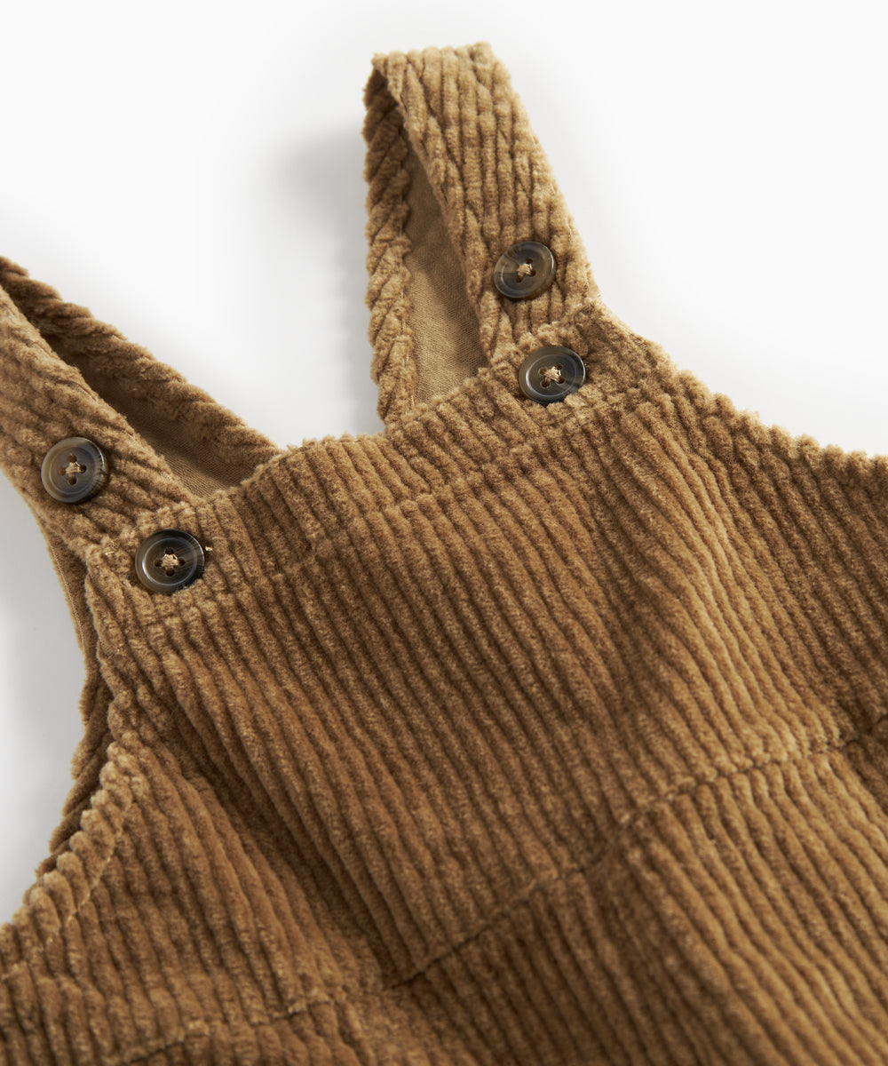 Brun fløjlsoverall til børn med knapper på selerne