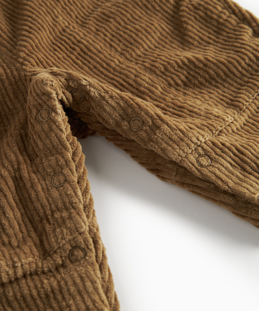 Brun fløjlsoverall til børn med knapper på selerne