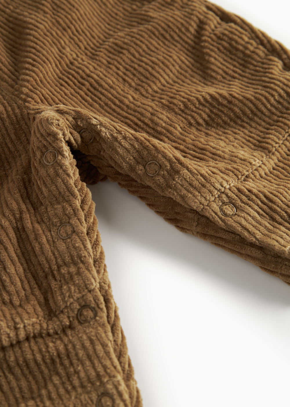 Brun fløjlsoverall til børn med knapper på selerne