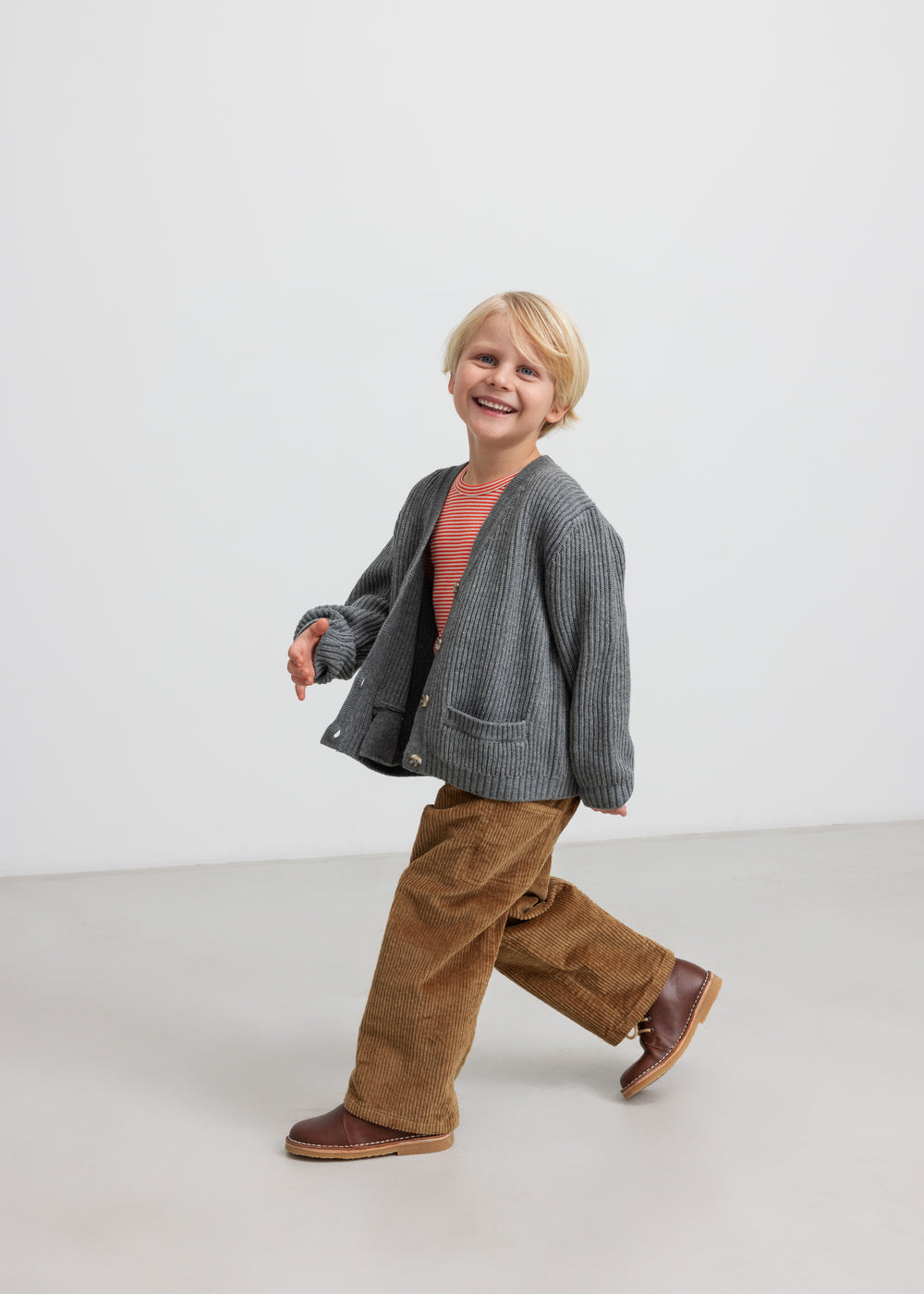 Dreng iført rød og hvid stribet bluse med lange ærmer