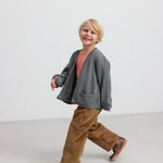 Dreng iført rød og hvid stribet bluse med lange ærmer