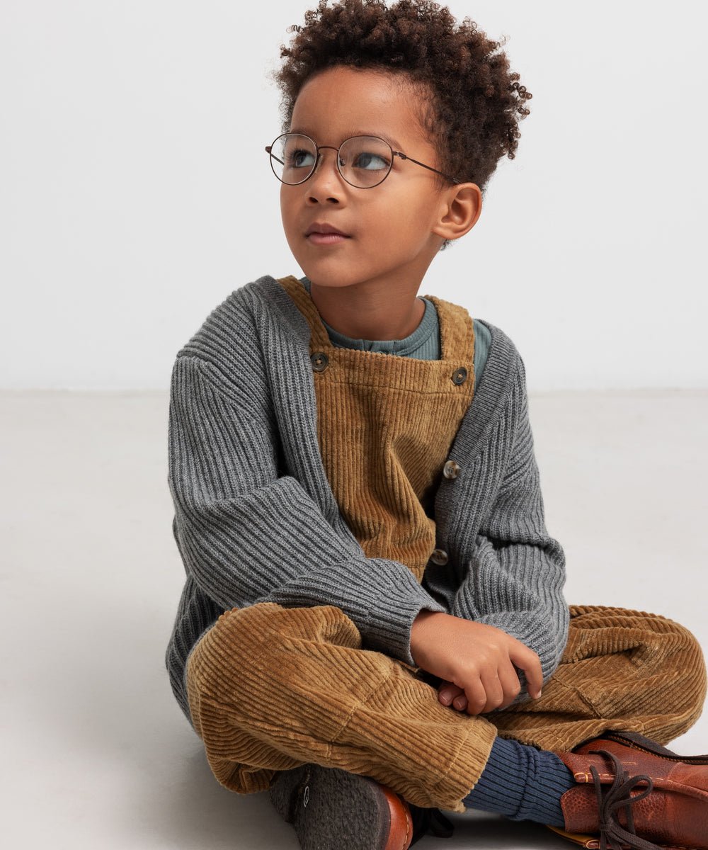 Dreng i brune selebukser og grå cardigan 