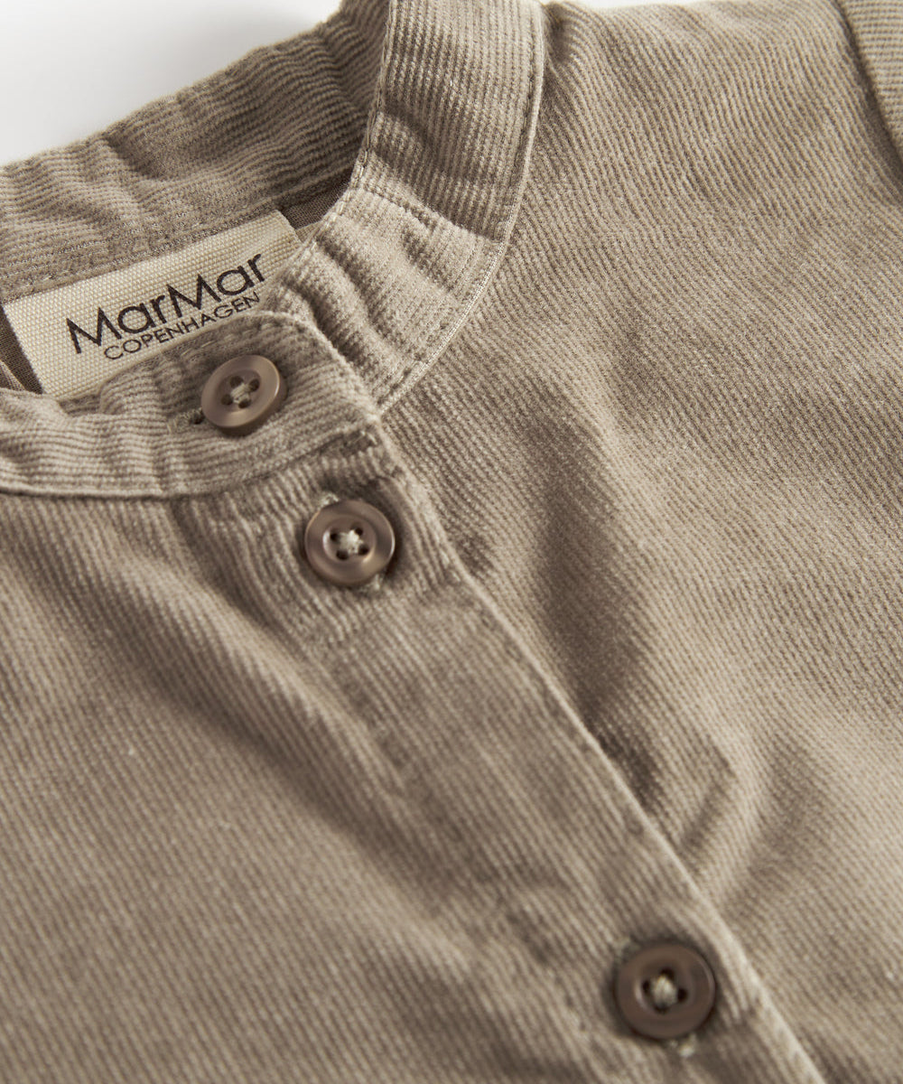 Beige babyfløjlsskjorte med lange ærmer og kinakrave til børn