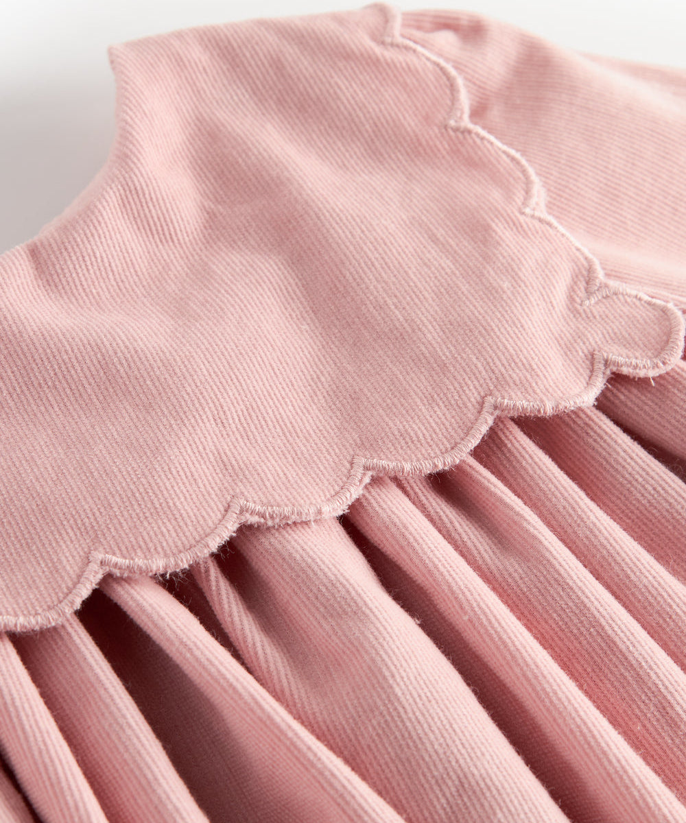 Lyserød babyfløjlskjole med lange ærmer, bølgekant og lommer til børn