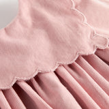 Lyserød babyfløjlskjole med lange ærmer, bølgekant og lommer til børn