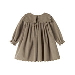 Beige babyfløjlskjole med lange ærmer, bølgekant og lommer til børn