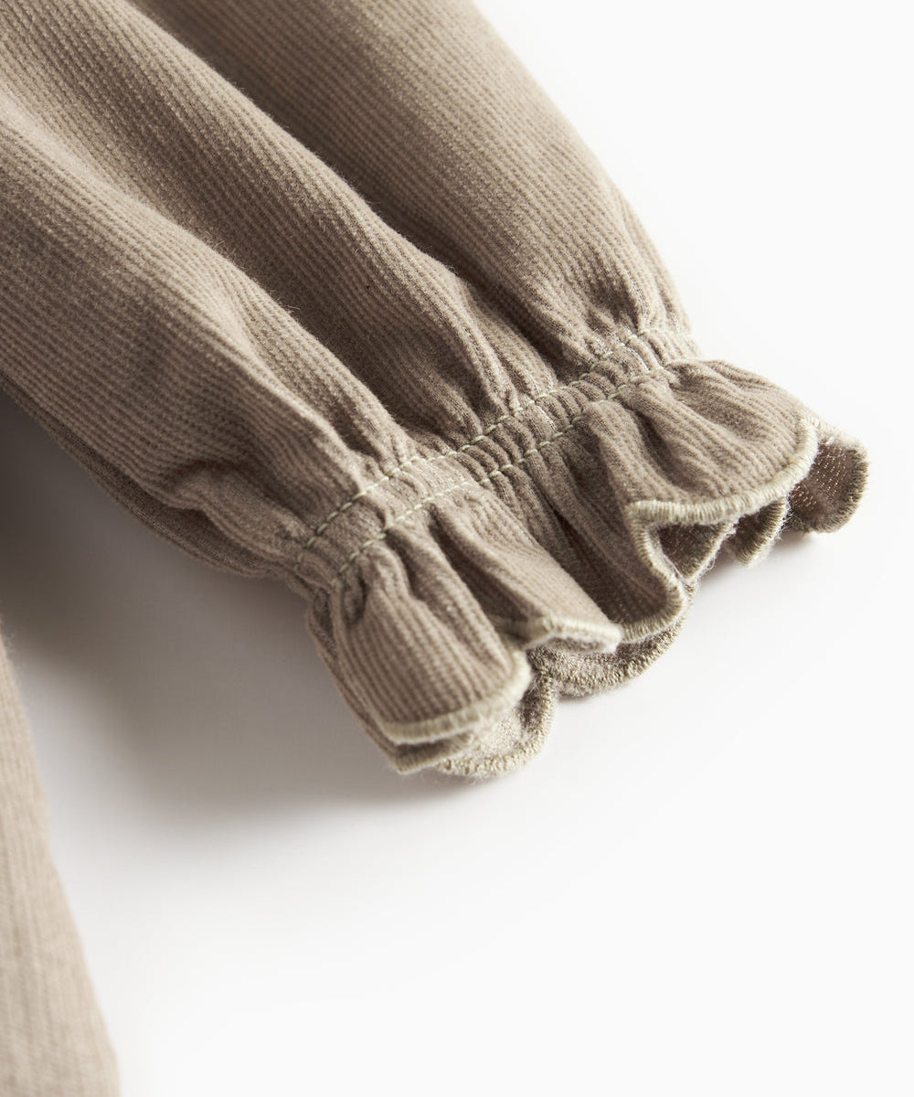 Beige babyfløjlskjole med lange ærmer, bølgekant og lommer til børn