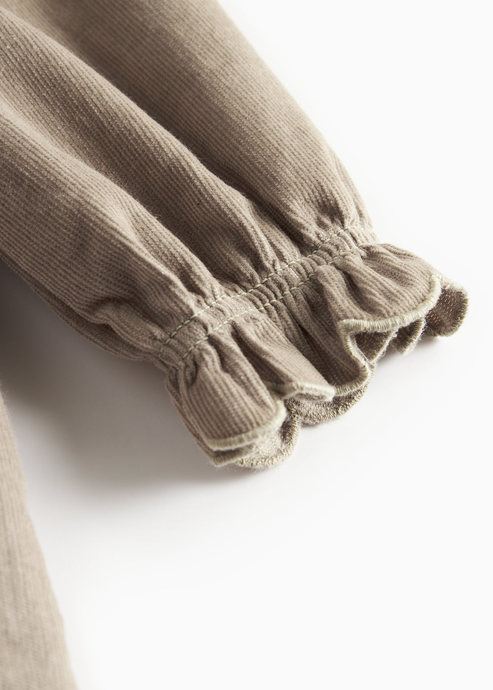 Beige babyfløjlskjole med lange ærmer, bølgekant og lommer til børn