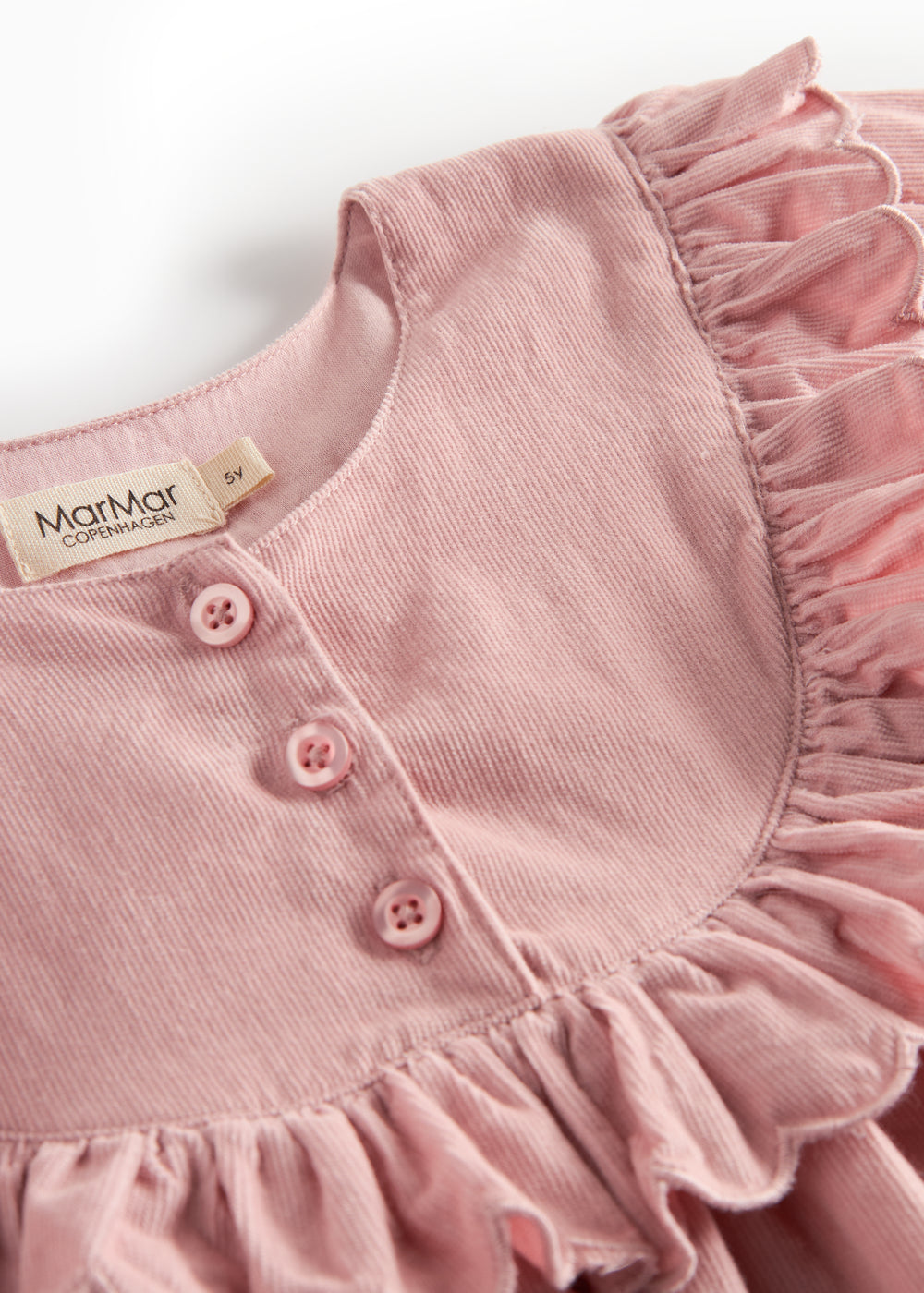 Lyserød babyfløjlskjole med lange ærmer, flæser og bølgekant til børn