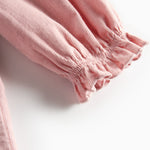 Lyserød babyfløjlskjole med lange ærmer, flæser og bølgekant til børn