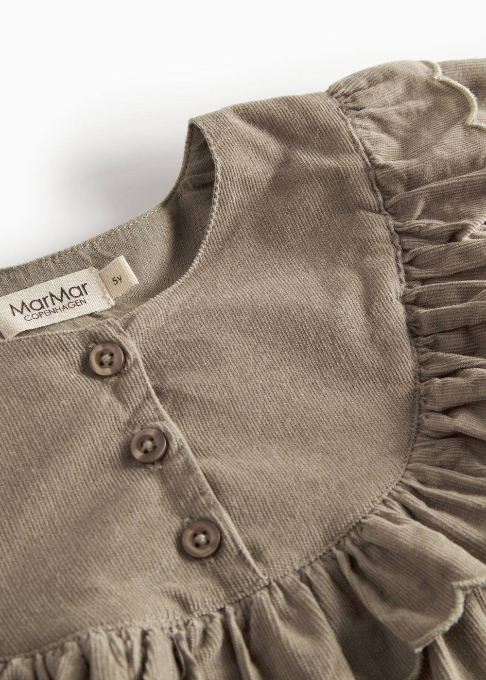 Beige babyfløjlskjole med lange ærmer, flæser og bølgekant til børn