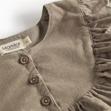 Beige babyfløjlskjole med lange ærmer, flæser og bølgekant til børn