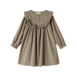 Beige babyfløjlskjole med lange ærmer, flæser og bølgekant til børn