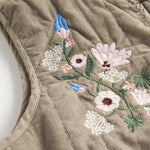 Beige quiltet vest med blomsterbroderi til børn