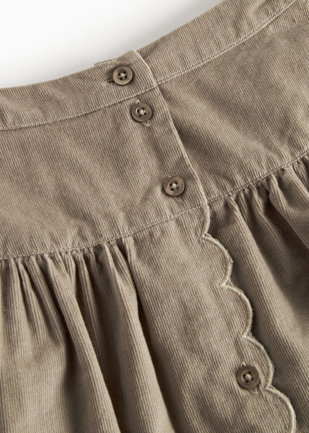 Beige nederdel i babyfløjl med knapper og bølgekant til børn