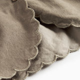 Beige nederdel i babyfløjl med knapper og bølgekant til børn