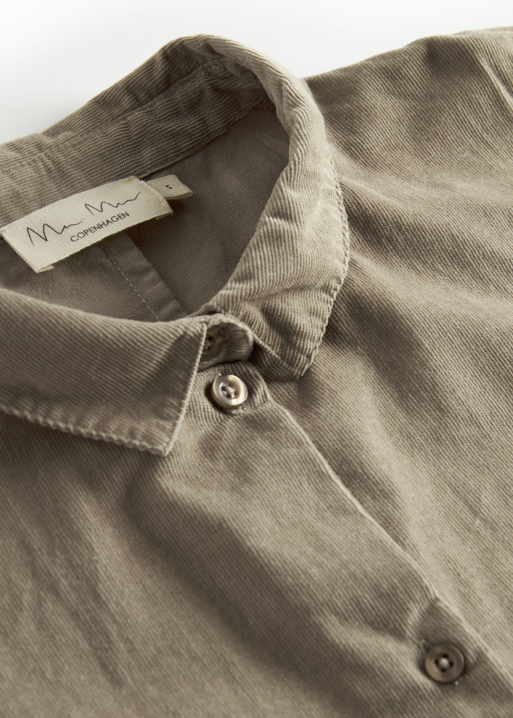 Beige skjorte med lange ærmer til kvinder