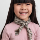 Børn iført rosa pointelle bluse og ternet tørklæde