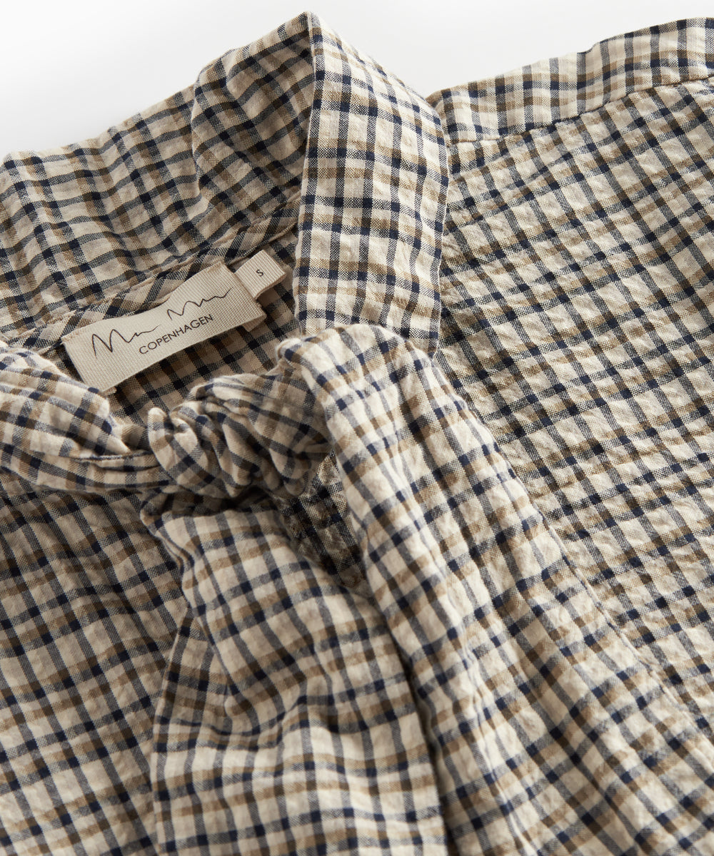 Brun ternet bluse til kvinder med sløjfe i halsen