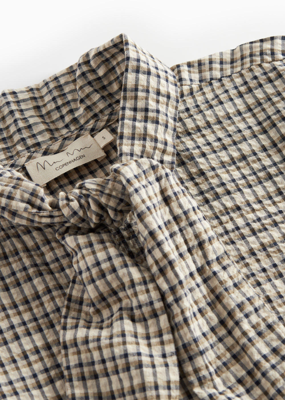 Brun ternet bluse til kvinder med sløjfe i halsen