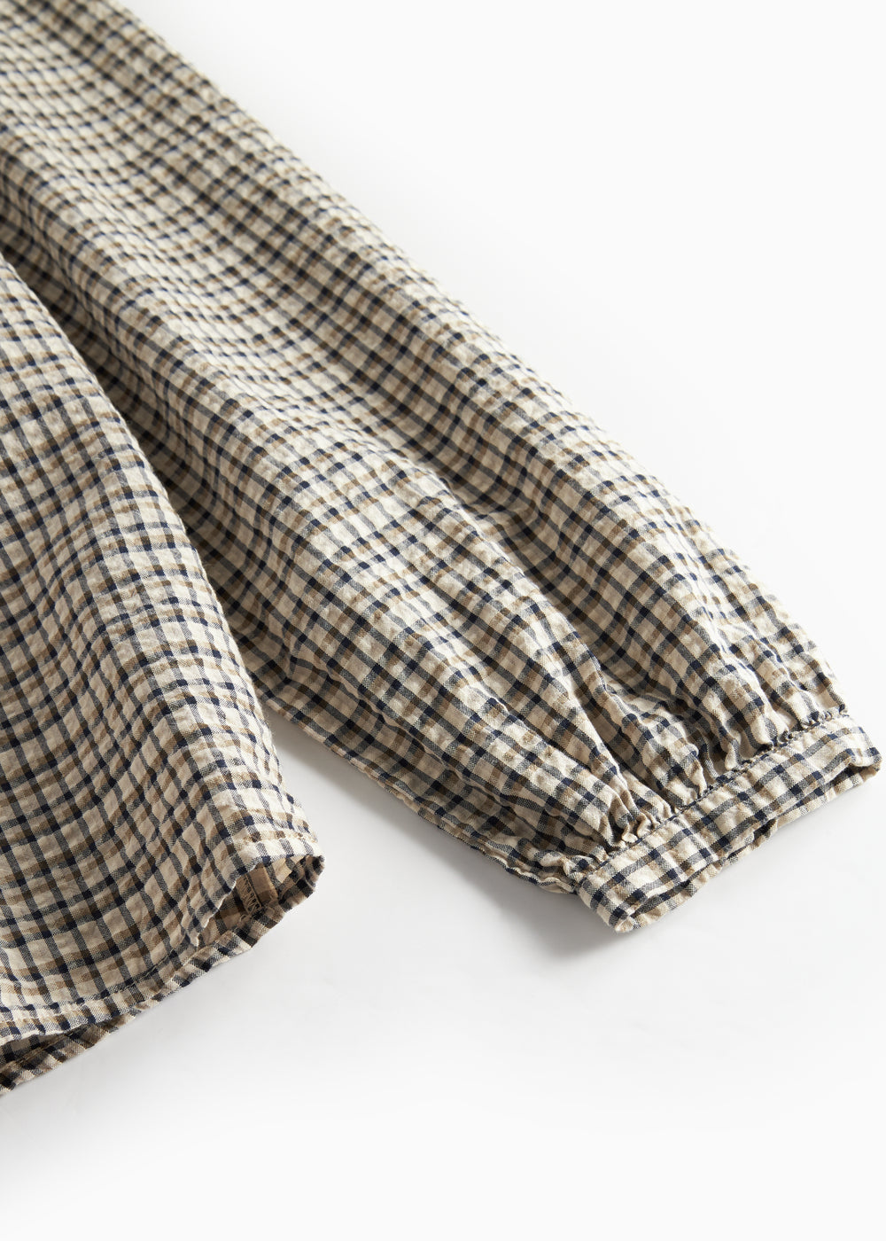 Brun ternet bluse til kvinder med sløjfe i halsen