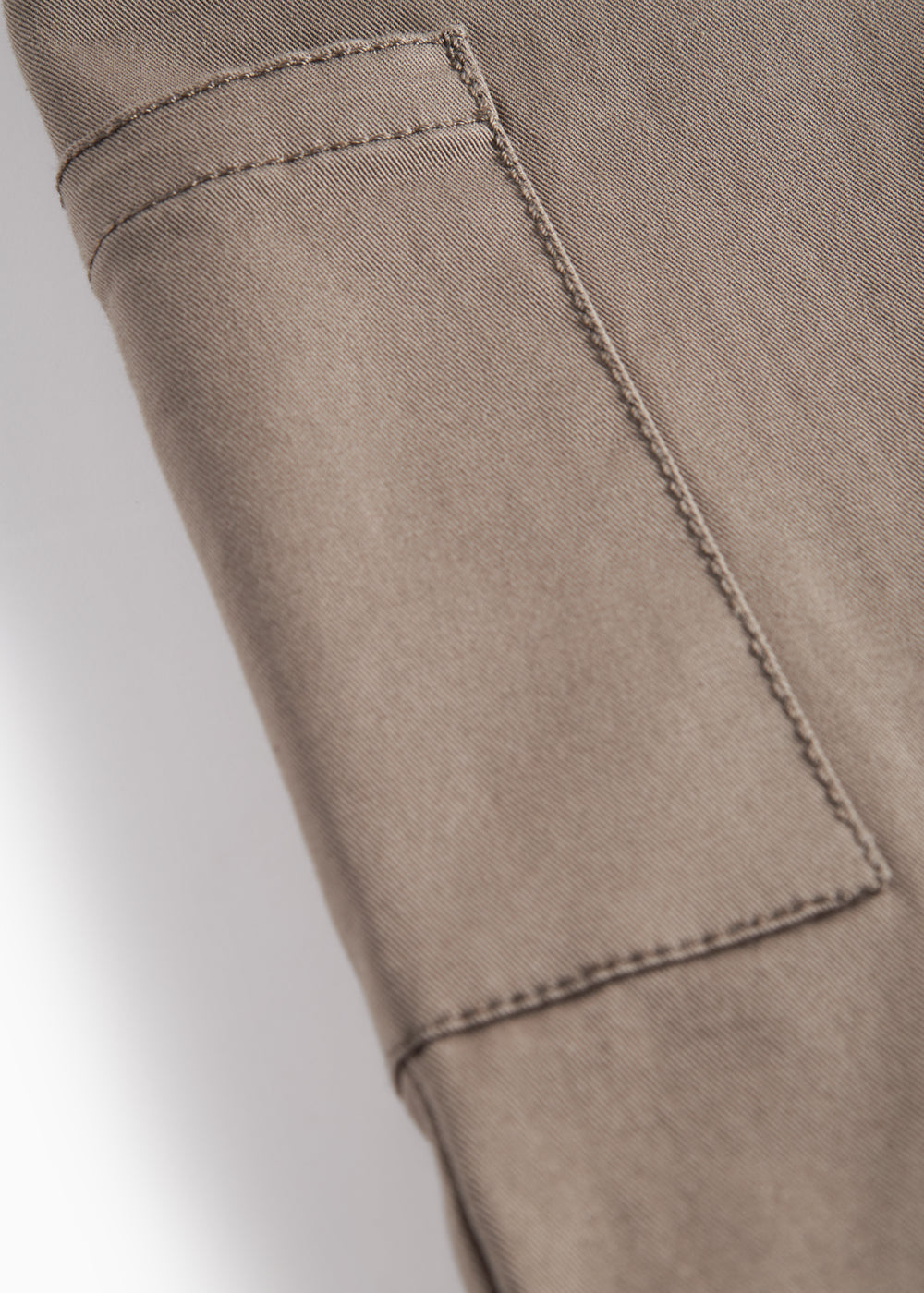 Detaljebillede af lomme på selebukser til børn