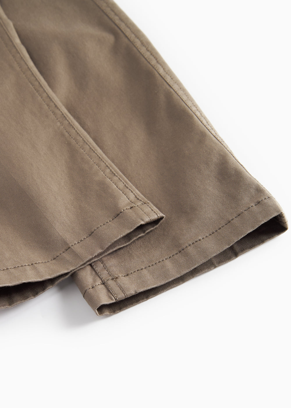 Detaljebillede af benafslutning på kaki bukser