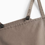 Detaljebillede af strop på kaki selebukser