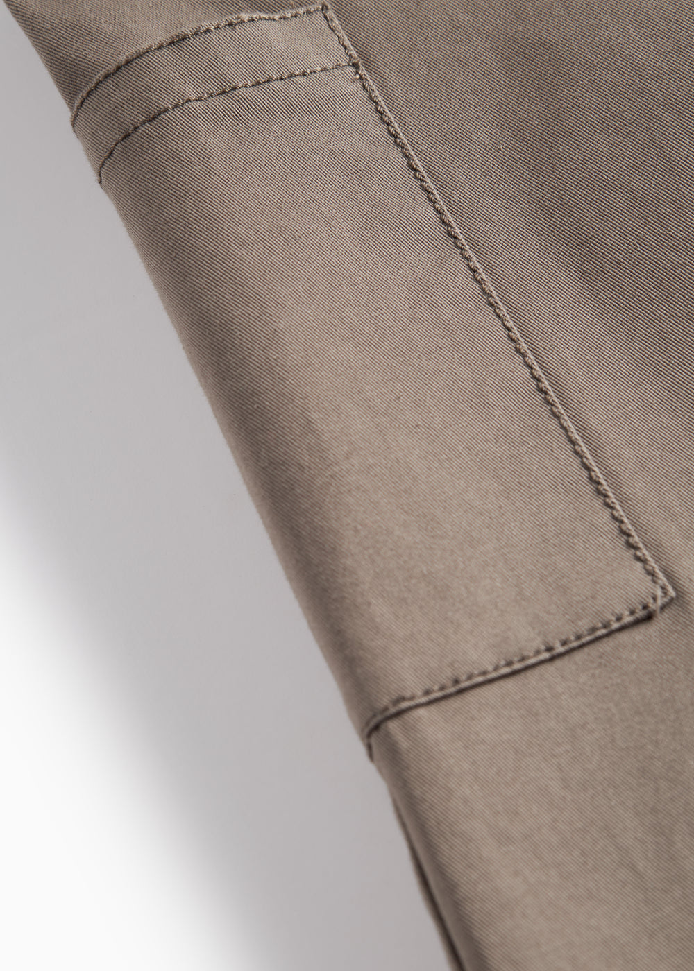 Detaljebillede af lomme på kaki selebukser