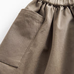 Detaljebillede af elastisk talje på kaki nederdel