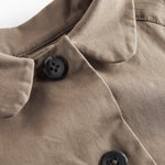 Detaljebillede af knapper på kaki chino frakke