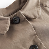 Detaljebillede af knapper på kaki chino frakke