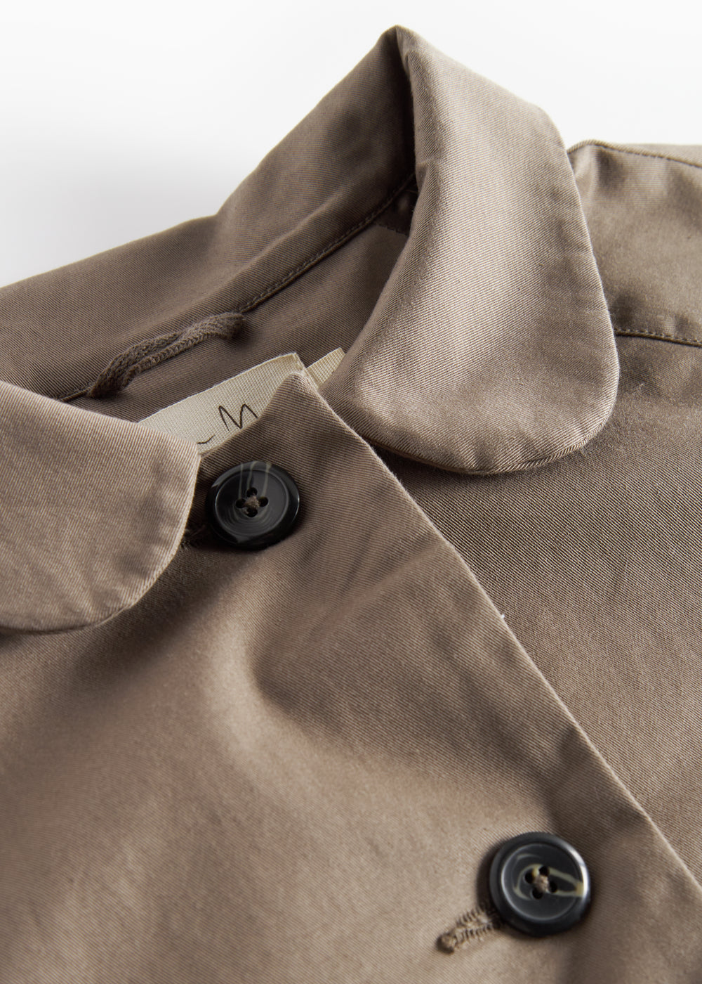 Detaljebillede af krave på kaki chino frakke
