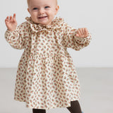 Børn iført kjole med blomstermønster og flæsekrave