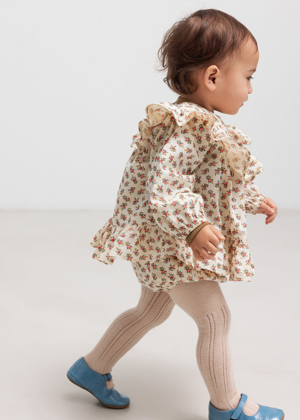 Børn iført kjole med blomstermønster og flæsedetaljer
