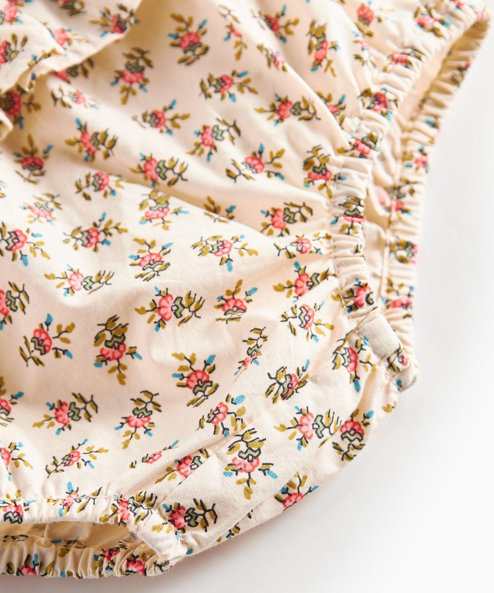 Detaljebillede af bloomers med blomstermønster og flæser